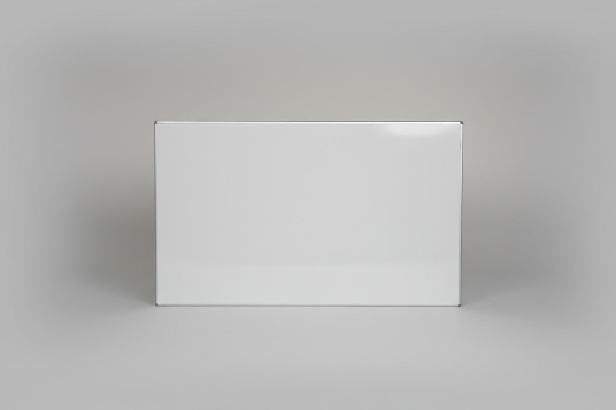 Nobo hvidt magnetisk whiteboard med aluramme og beslag set forfra